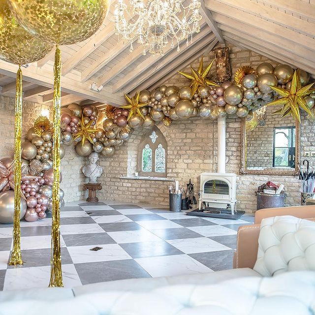 Our 17x17mm Gold squares in a gorgeous chrome decoration by <a href="/BouquetsInfo/">Balloon Bouquets</a>  beautiful thanks for the picture guys! See our website for confetti perfect for balloon filling 🎈