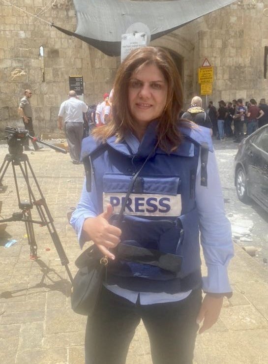 CurrentHourInt's tweet image. اسرائیلی فورسز کی گولیاں لگنے سے الجزیرہ چینل کی سیںنئر صحافی جاں بحق، اسرائیلی حکام کا فلسطینیوں پر الزام، عالمی صحافتی یونینز کا احتجاج۔۔۔