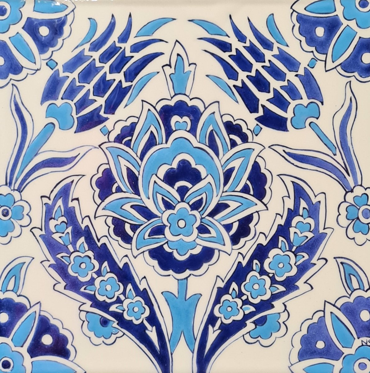 Yunus Emre Enstitüsü - London (@yeelondra) on Twitter photo Discover #İznik tiles pattern and learn the history of the classical Turkish art of tile #painting from renowned #artist <a href="/NagihanSeymour/">Nagihan Seymour</a> for <a href="/Londoncraftweek/">London Craft Week</a>!
🔶İznik Tiles Workshop with Artist Nagihan Seymour
🗓 Friday 13th May 2022
🕑 6 – 8 pm
🌐yeelondon.org.uk/london-craft-w… Discover #İznik tiles pattern and learn the history of the classical Turkish art of tile #painting from renowned #artist <a href="/NagihanSeymour/">Nagihan Seymour</a> for <a href="/Londoncraftweek/">London Craft Week</a>!
🔶İznik Tiles Workshop with Artist Nagihan Seymour
🗓 Friday 13th May 2022
🕑 6 – 8 pm
🌐yeelondon.org.uk/london-craft-w…