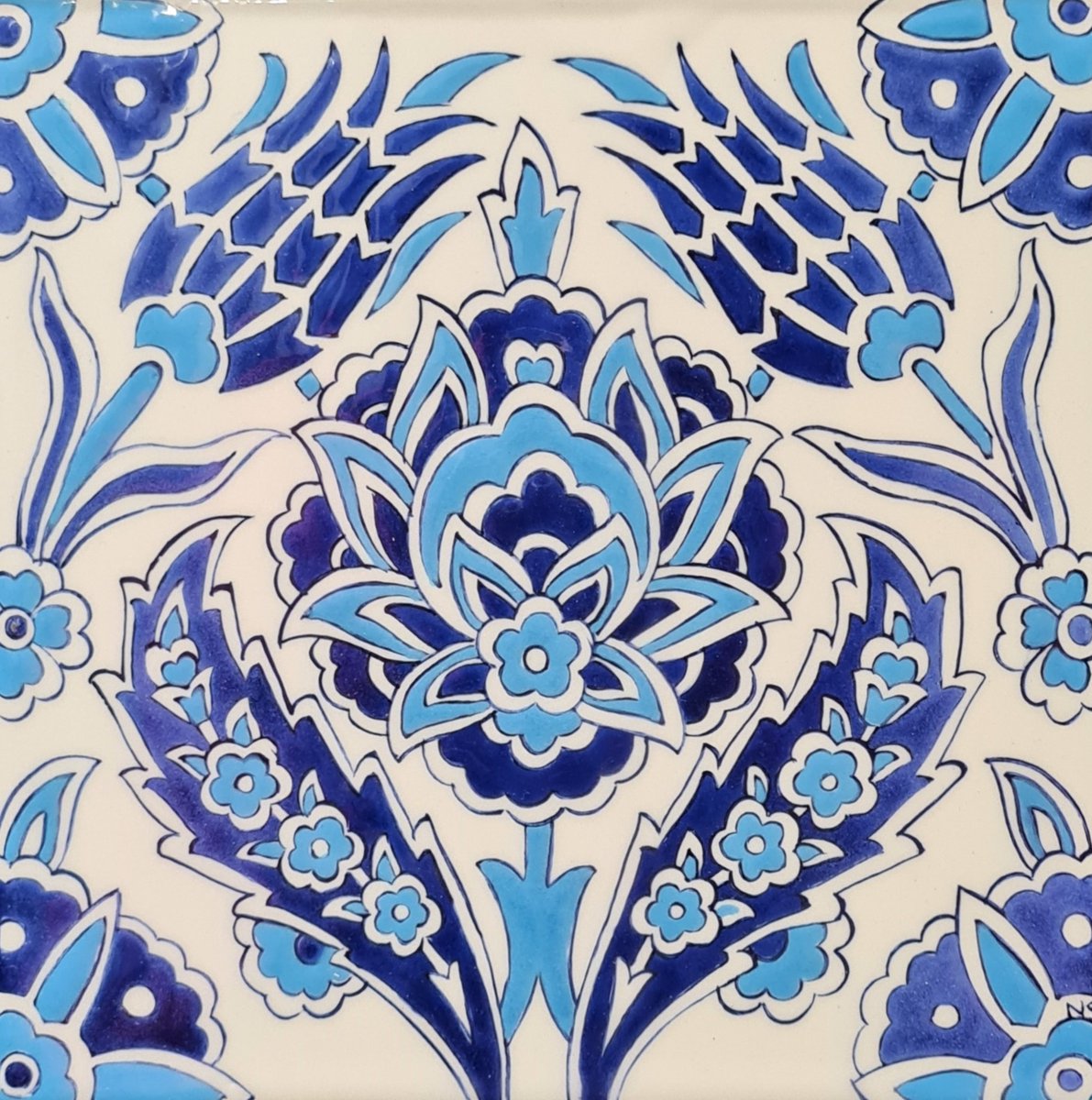 Discover #İznik tiles pattern and learn the history of the classical Turkish art of tile #painting from renowned #artist @NagihanSeymour for @Londoncraftweek! 🔶İznik Tiles Workshop with Artist Nagihan Seymour 🗓 Friday 13th May 2022 🕑 6 – 8 pm 🌐yeelondon.org.uk/london-craft-w…