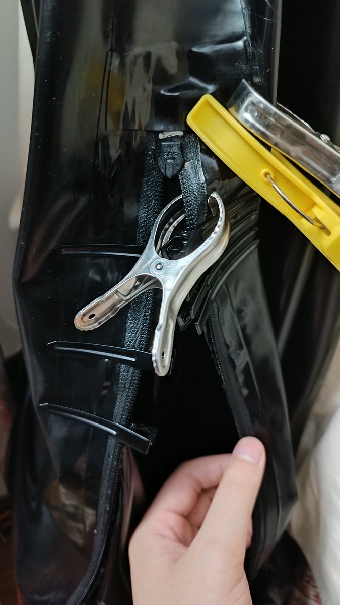 ジッパーの部分は壊れだ、やはり戦闘服ようなものは消耗品だな。 