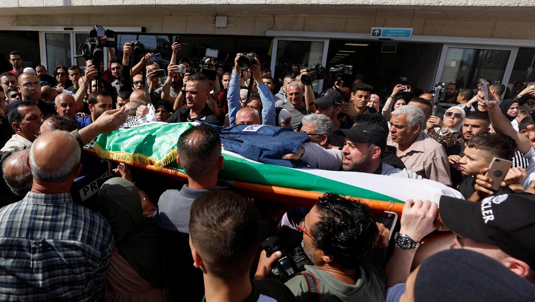 CNNIndonesia's tweet photo. Shireen Abu Akleh, seorang jurnalis Al Jazeera tewas tertembak tentara Israel saat sedang meliput bentrokan pasukan Israel dengan warga Palestina pada hari ini, Rabu (11/5). Ia dilaporkan tertembak di bagian kepala. https://t.co/Nlia1ELcXM #CNNIndonesia https://t.co/CKY8pXKY8U