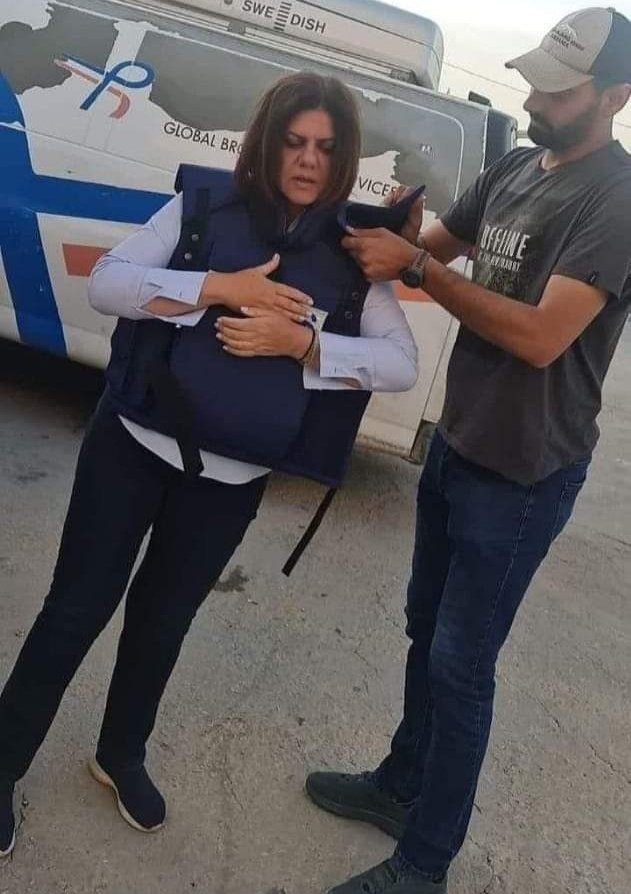 الصورة الأخيرة  الـشهييدة الصحفية "شيرين أبو عاقلة"، التقطت قبل دقائق من ارتقائها