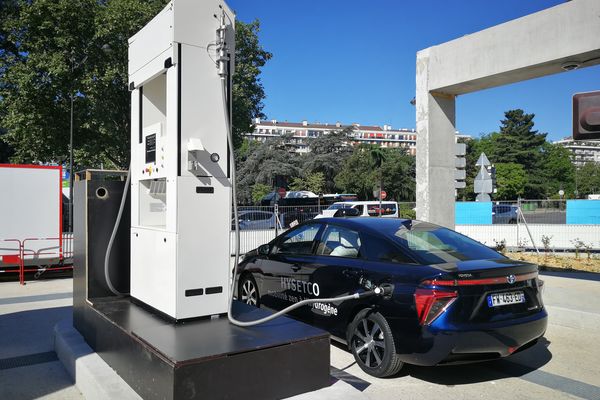 autoinfos's tweet photo. #HysetCo s’apprête à lancer une station de production et de distribution d’hydrogène à Paris, porte de Saint-Cloud. Une installation capable de produire une tonne d’hydrogène par jour
https://t.co/ya6gznWJx4 https://t.co/0Xe0PL34Tk