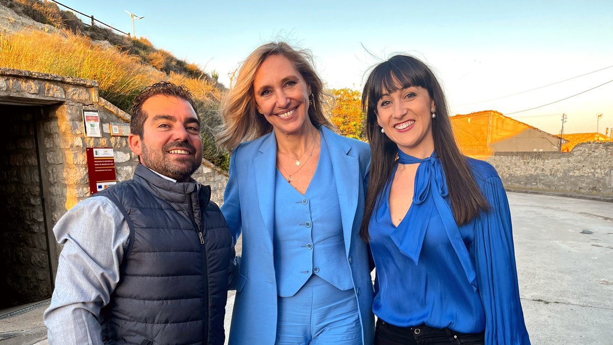 VÍDEO | ¡ <a href="/MartaRoblesG/">Marta Robles</a>  fascinó! Y lo hizo en su visita a #Monegrillo, donde presento la saga del detective Roures. Un acto con un gran apoyo vecinal, y la presencia del alcalde del municipio, #AlejandroLaguna y presentado también por #UrsúlaCampos.

📺👉 youtu.be/DFy-eMW81io