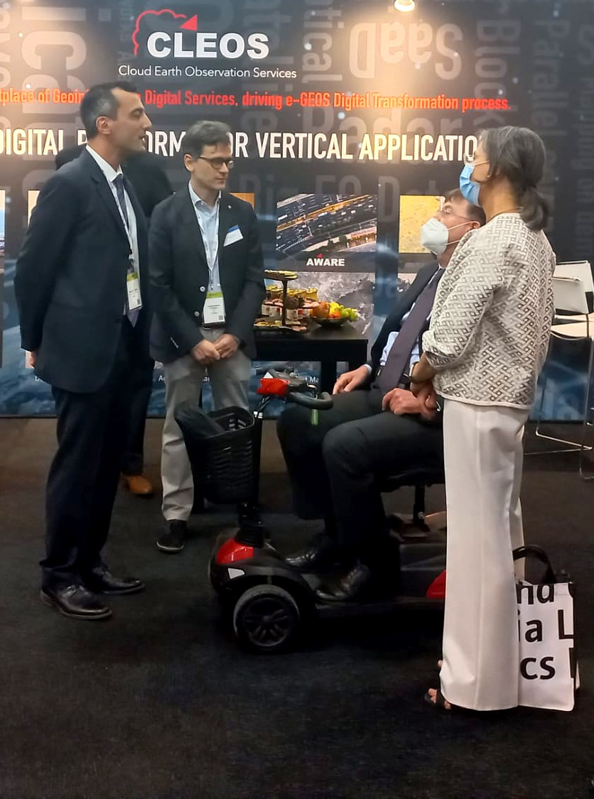 telespazio's tweet photo. 📡During #GWF22 @GeospatialM we had the pleasure of welcoming at #Telespazio Group's stand the Italy’s Ambassador to the Netherlands, Giorgio Novello, and share with him, @EU4Space and @eusatcen the importance of geoinformation's services and applications for worldwide citizens. https://t.co/Wq10mLCWB8