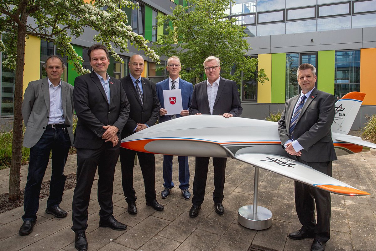 tuBraunschweig's tweet photo. Mit #Flybots wollen #TUBraunschweig und @DLR_de am #Forschungsflughafen #Braunschweig eine Infrastruktur für ein zukünftiges #Drohnen-Test-Zentrum schaffen. Wirtschaftsminister Dr. Bernd Althusmann übergab heute den Förderbescheid für das Projekt.
👉 https://t.co/3zUwE89Gt0 https://t.co/pPQ4Rkl4UV