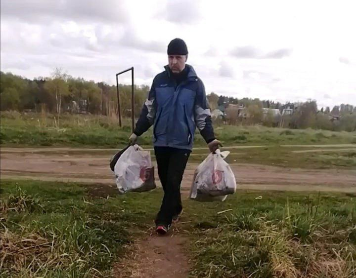 moslenta's tweet photo. Житель Фрязино устроил субботник и один расчистил поле возле Барских Прудов. Мужчина своими руками собрал и вынес оттуда несколько мешков с мусором. Кто-то ждёт, когда придут дворники, а кто-то берёт и просто делает то, что нужно.

Природа сказала спасибо и мы тоже! https://t.co/D261SrBlBn