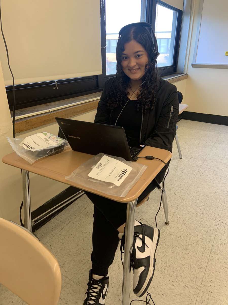 CestLaVilla's tweet photo. Guess who’s ready for their AP Exam tomorrow ?! So proud of you ALL! #APFrench #Onyva #WeAreBethpage @BethpageUFSD https://t.co/icyzm89BKV