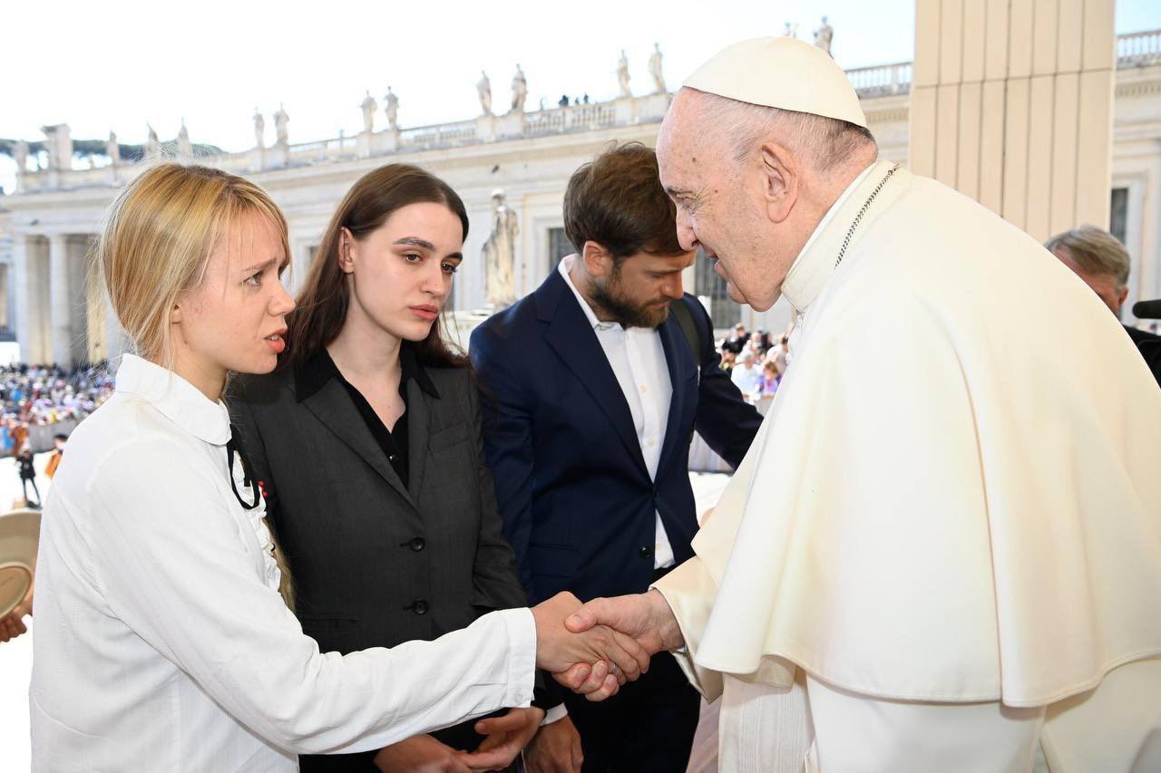 Mariana Betsa on Twitter: "Vatican. Wives of Mariupol defenders at