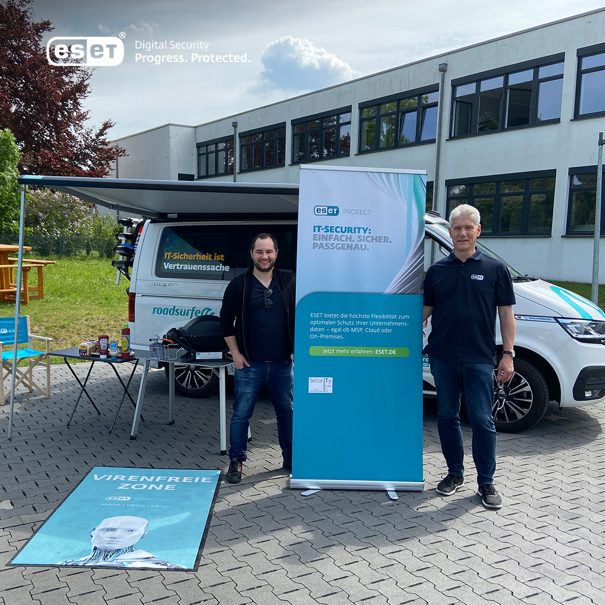 ESET_de's tweet photo. Die #ESET #SecurityTour22 ist gestartet!
Wir waren bei @eb24shop in #Dortmund, bei der @synaxon_ag zum lecker Grillen, zum gemütlichen Plausch bei Fachin & Friedrich. Sehr schön war's! 😊👍
🚐 Heute ist der @ESET_de Bulli beim Expert Döring in Bad Salzuflen! 🌞 https://t.co/l7ZEXnHXzK