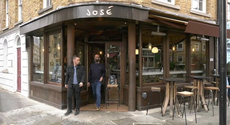 InformeCEX's tweet photo. Viajamos a Inglaterra para conocer a José Pizarro Restaurants, un chef extremeño que triunfa con seis restaurantes en Londres.

🇬🇧 Este sábado a las 21.50 "Talento extremeño" en @cextremadura https://t.co/3sXNtKDgMG