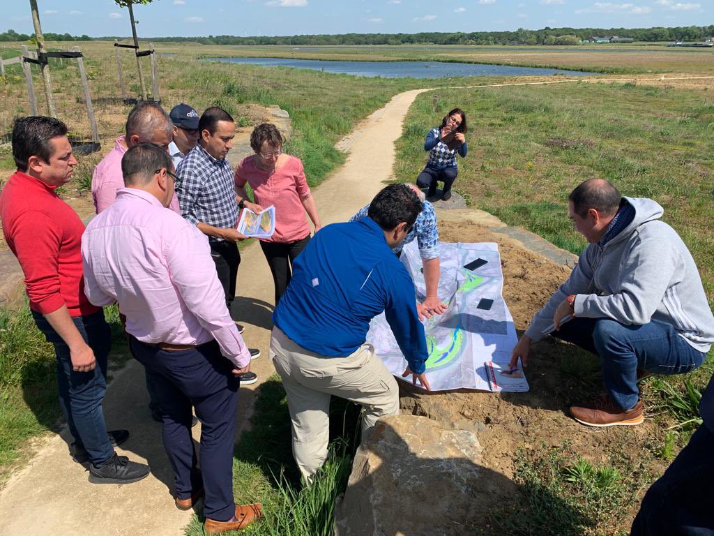 MAguilarHurtado's tweet photo. Llegamos hasta #Wanssum para conocer sobre temas ambientales y sostenibles en #Limburg. Ooijen es una zona protegida en el manejo de inundaciones de 540 hectáreas, que con políticas hídricas le dan manejo al río. Aquí se combina la infraestructura y la participación ciudadana. https://t.co/KqQGLMBiKq