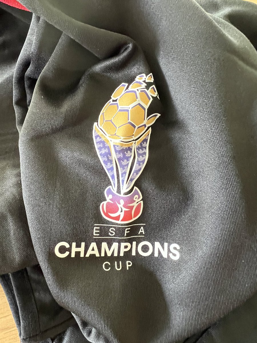 KnowsleySaints's tweet photo. 👀 what the postie just brought!

Quarter-zip top &amp; T-shirt for our national cup final on Friday! 🏆

They look fantastic thnx to the brilliance 🤩 of @PendleSports &amp; all made possible thnx to the generous support of those lovely folk @AllisonsLtd!

#WeAreKSH🖤🤍
#ChampionsCup https://t.co/ypDaDREPJf