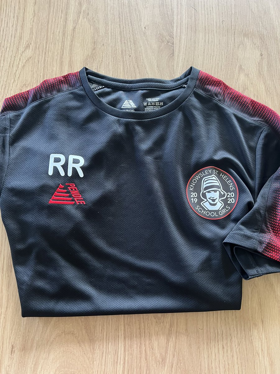 KnowsleySaints's tweet photo. 👀 what the postie just brought!

Quarter-zip top &amp; T-shirt for our national cup final on Friday! 🏆

They look fantastic thnx to the brilliance 🤩 of @PendleSports &amp; all made possible thnx to the generous support of those lovely folk @AllisonsLtd!

#WeAreKSH🖤🤍
#ChampionsCup https://t.co/ypDaDREPJf
