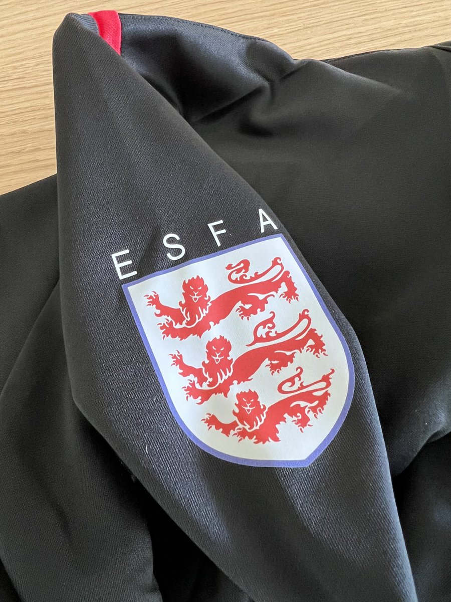 KnowsleySaints's tweet photo. 👀 what the postie just brought!

Quarter-zip top &amp; T-shirt for our national cup final on Friday! 🏆

They look fantastic thnx to the brilliance 🤩 of @PendleSports &amp; all made possible thnx to the generous support of those lovely folk @AllisonsLtd!

#WeAreKSH🖤🤍
#ChampionsCup https://t.co/ypDaDREPJf