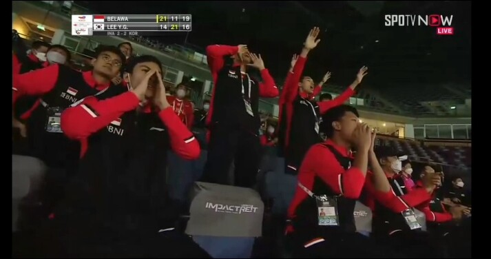 oxdcha's tweet photo. tumben bgt ini cowok" di tribun ngga jaim😭👏 

terima kasih ginting, babah kevin, mas vito, fajar rian, syabda dan semua tim Thomas INA❤ 

#TUC2022 #ThomasCup2022 https://t.co/WxruAna6WD