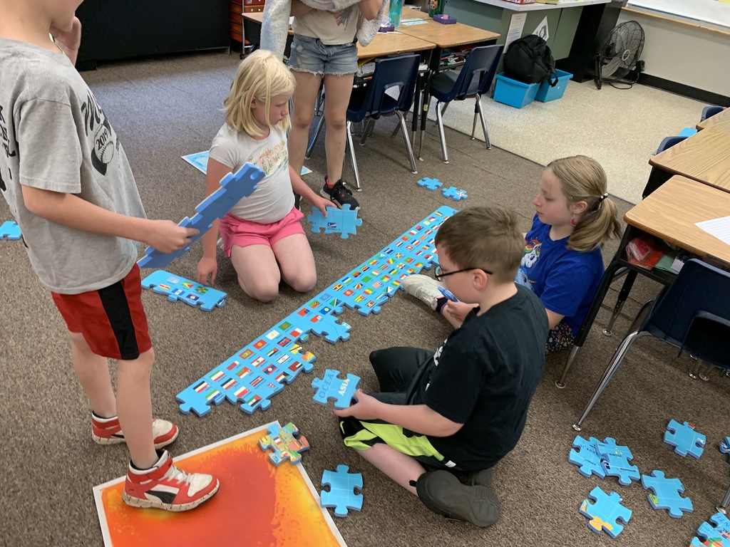MesickSchools's tweet photo. Mrs. Bailey's class had an impromptu geography lesson thanks to a puzzle donation from a class parent.  Students referenced the atlas in class and discussed where the pieces should go.  The kids had a lot of fun with this hands on lesson.  
Go Bulldogs! https://t.co/zHHvD9Menx