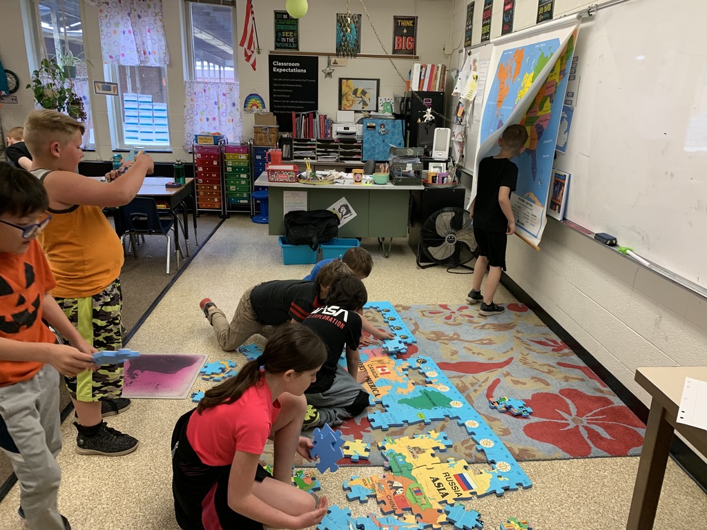MesickSchools's tweet photo. Mrs. Bailey's class had an impromptu geography lesson thanks to a puzzle donation from a class parent.  Students referenced the atlas in class and discussed where the pieces should go.  The kids had a lot of fun with this hands on lesson.  
Go Bulldogs! https://t.co/zHHvD9Menx