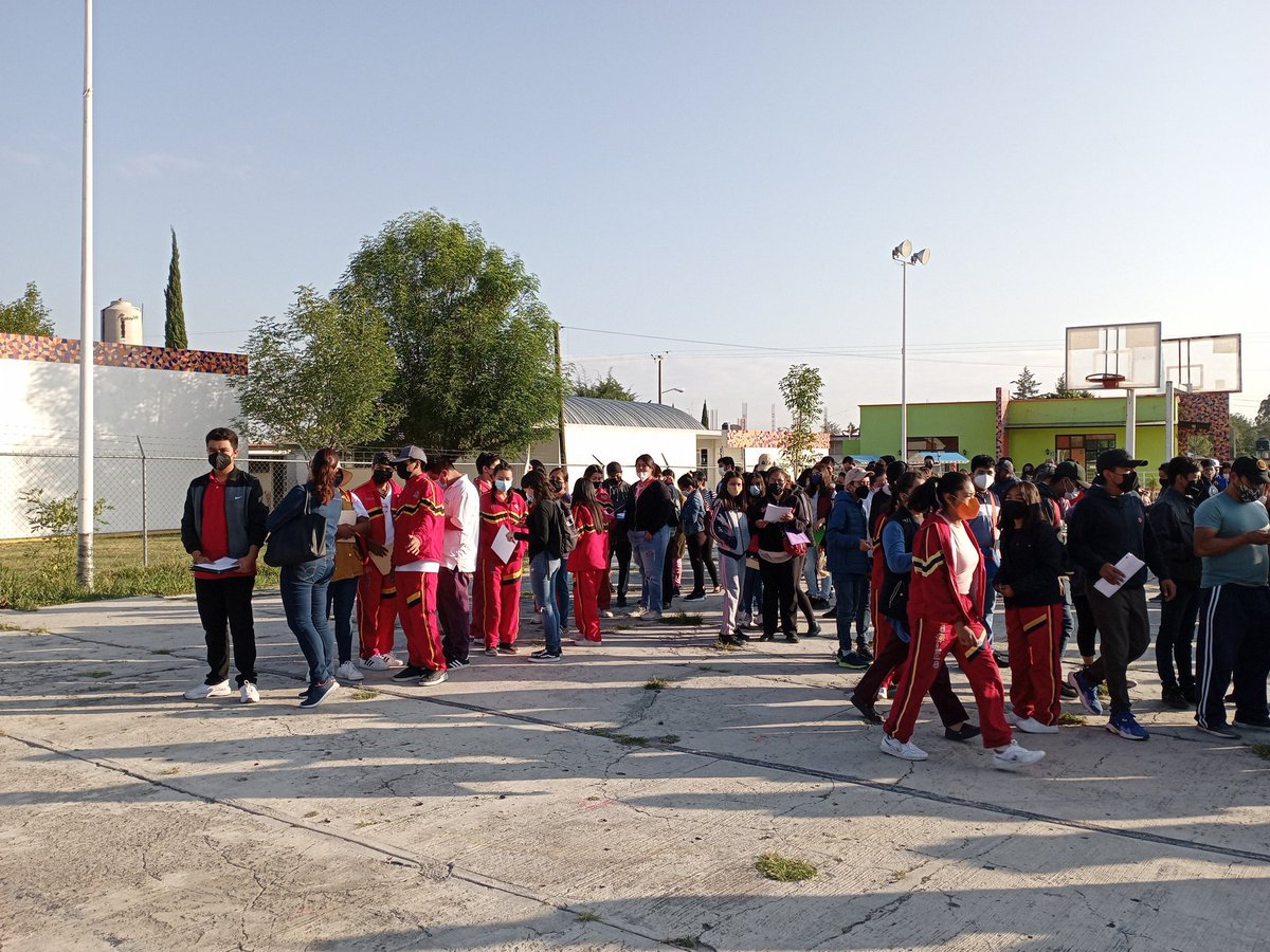 En centro escolar hacen fila especial para alumnos de Centro Escolar Gustavo Díaz Ordaz; de qué privilegio gozan? Gente llegamos desde 4 am <a href="/SEPGobPue/">Secretaría de Educación Pública</a> <a href="/SSalud_mx/">SALUD México</a> <a href="/carlosmartinh/">Carlos Martin Huerta</a> <a href="/FerCanalesF/">Fernando Canales F</a> <a href="/SEPGobPue/">Secretaría de Educación Pública</a>