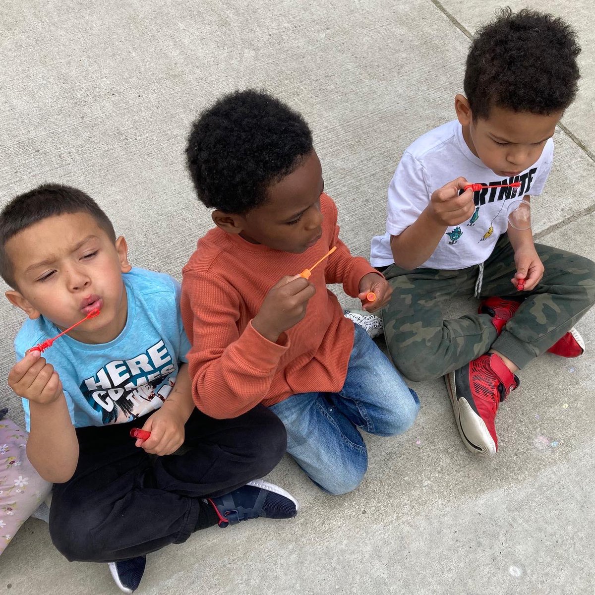 EastGreshamElem's tweet photo. If yesterday was B is for Bubble Day π«§π«§πβ¦ we canβt wait to see what our kindergarten teachers come up with next. #MrsKerr π #MsTyler π #WhyEastGresham π https://t.co/ExF40gpIdm