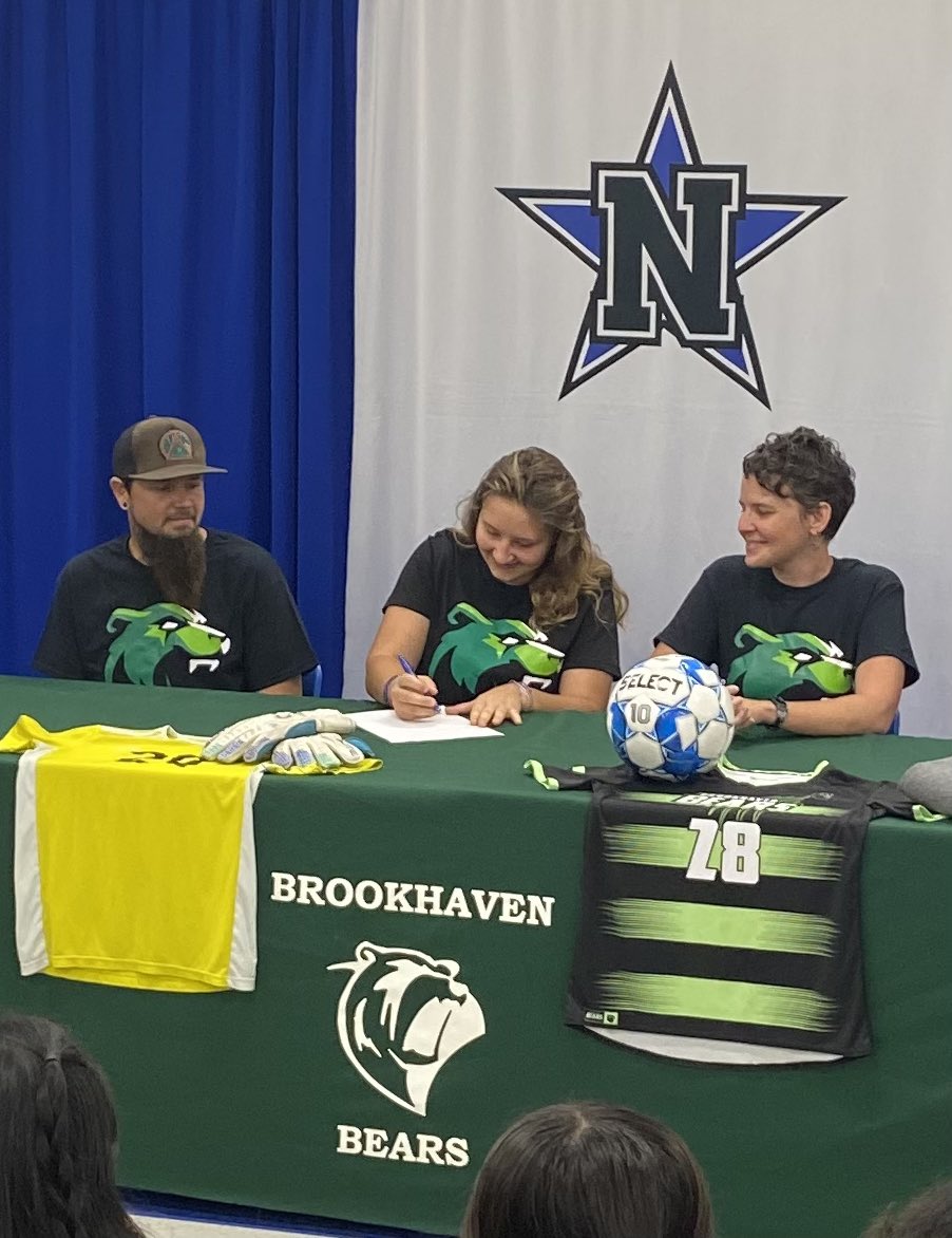 gateshoops2000's tweet photo. A good crowd this morning @NavasotaISD as @ladyrattler_soc senior ELORA ALEXANDER signed a NLI w/@BCBearsDen. Been fun watching her the past 4 years. Excited to see her compete at the next level. Congratulations to her and her family. @MrsCoachNichols @realcaseydacus https://t.co/kOqI6xhzk5