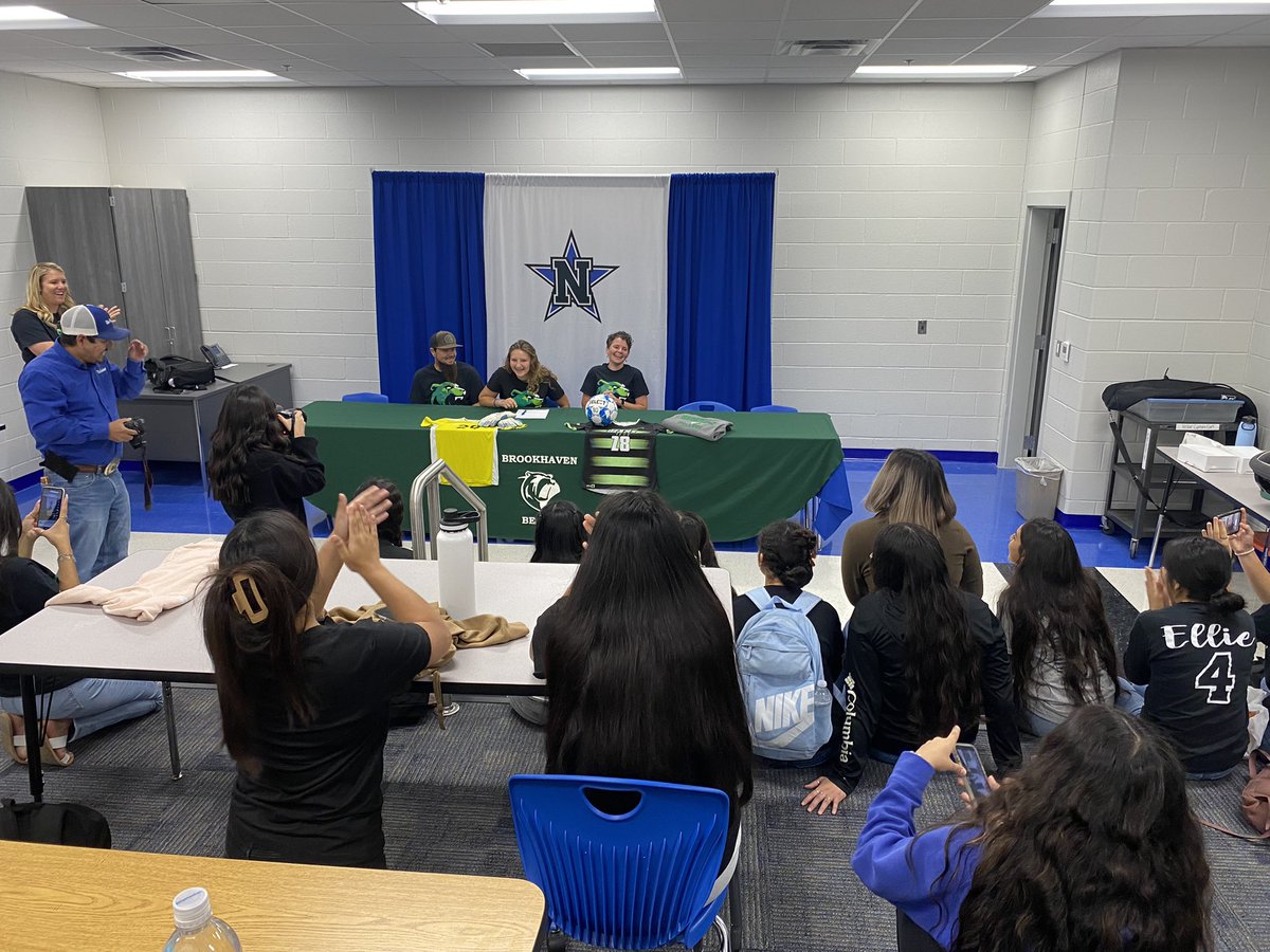 gateshoops2000's tweet photo. A good crowd this morning @NavasotaISD as @ladyrattler_soc senior ELORA ALEXANDER signed a NLI w/@BCBearsDen. Been fun watching her the past 4 years. Excited to see her compete at the next level. Congratulations to her and her family. @MrsCoachNichols @realcaseydacus https://t.co/kOqI6xhzk5