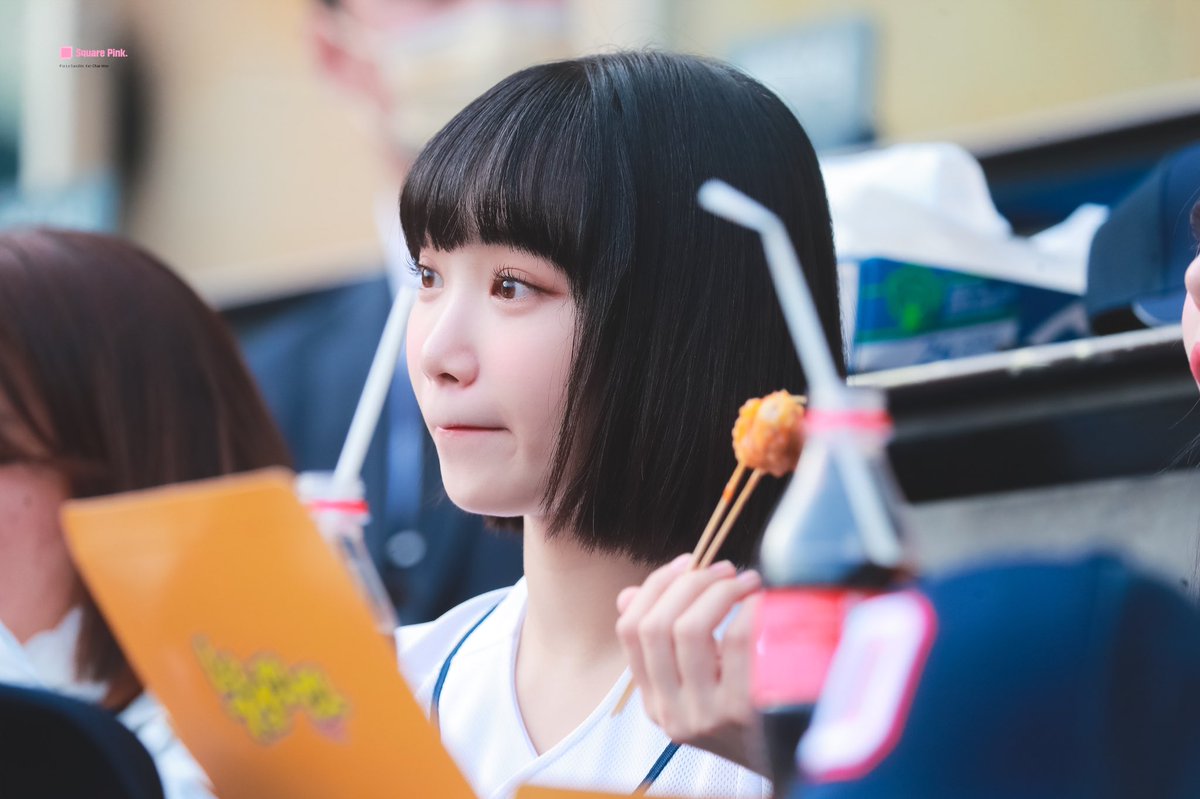 SquarePink_'s tweet photo. 220507 시구

⚾️🍗
#김채원 #KIMCHAEWON #르세라핌 #LE_SSERAFIM https://t.co/GBFFxTSlLn