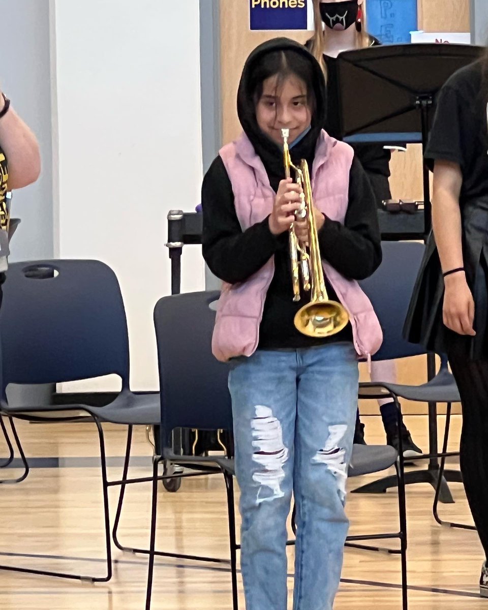 EastGreshamElem's tweet photo. We had visitors yesterday! @DMMShornets #Band #Choir #EverybodySing ๐ต๐ค ๐ถ #EverybodyPlay ๐บ๐ฅ๐ป https://t.co/1imedeyPIG