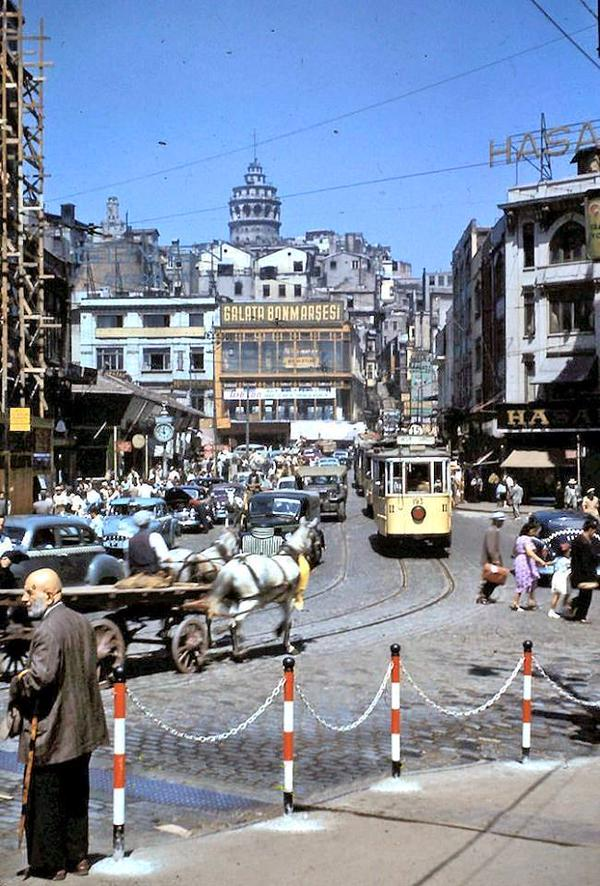 Karaköy Meydanı’nda Sarı Tramvay – 1950’ler
