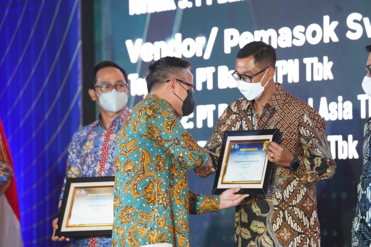 pln_info's tweet photo. /PLN Raih Penghargaan Mitra BUMN Champion 2022 dari Erick Thohir
#infoplnterbaru #infopln 
https://t.co/X96Ob2cUPr https://t.co/aGNrAw82hw