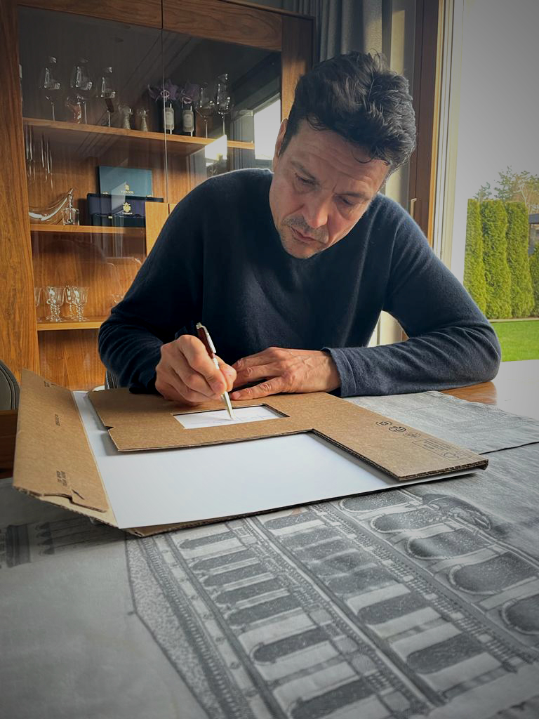 Kick_uitgevers's tweet photo. Precisiewerk! In de jaren '90 bewoog hij bij Ajax slim tussen de linies, nu zet Jari Litmanen handtekeningen precies daar waar de drukker ze wil hebben. Op weg naar het boek HET AJAX SHIRT - de glorie van rood &amp; wit! Heb je 'm nog niet? 

-> https://t.co/YBkoaJg04K https://t.co/9juC7wM4kw
