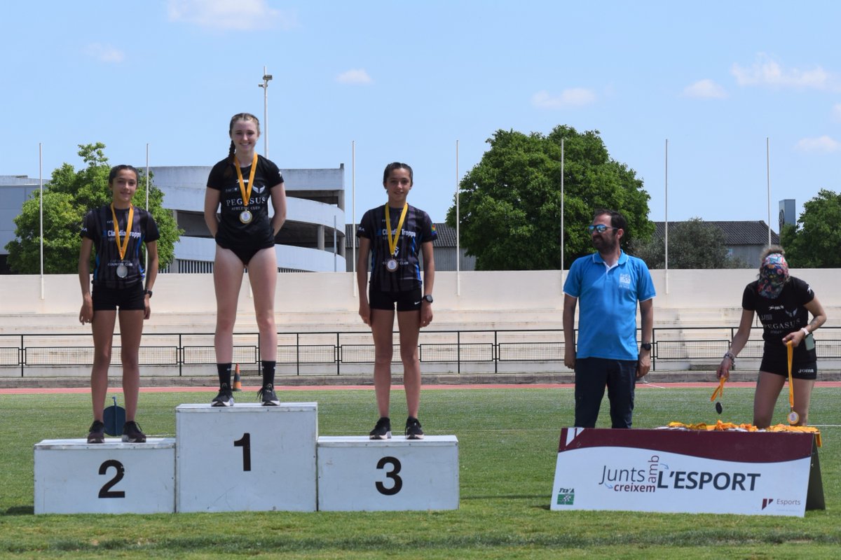 fatletismeib's tweet photo. Els joves de les Illes vetllen armes per les seves finals autonòmiques: https://t.co/bSLwIlifEl. 
📸 @fedatletismeib 
@atletismoRFEA @AtletismoBalear @turismeiesports @esportsIB @ConsellMenorca @Consell_Eivissa @DianaAthletic @SpeedclubIB #atletesfaib #pistafaib https://t.co/t0Abhau6G3