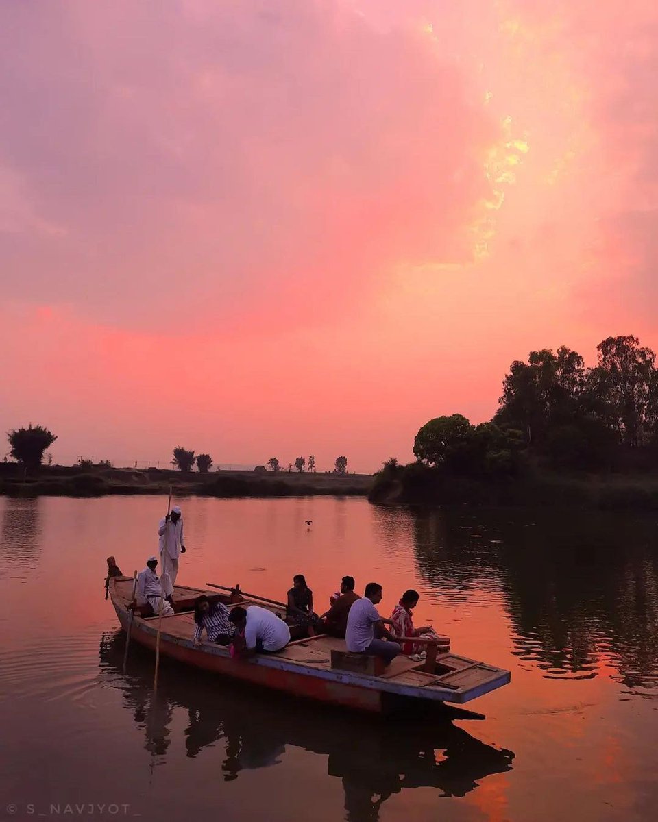 Oracle__Trade's tweet photo. प्रवास हा दुःखांचा असतो ज्यामध्ये सुखाचे क्षण प्रवासी बनून येतात आणि जातात...!
#InRhythmWithLife🎻.
#RulesofSurvival✍. https://t.co/Uw2KD6mXeT