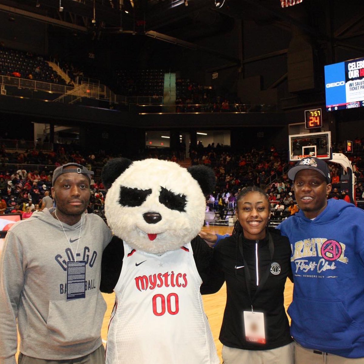 CapitalCityGoGo's tweet photo. The fam showed up last night to support the @WashMystics!
#GoGoRollCall // #GG4L https://t.co/pQfnap1WFI