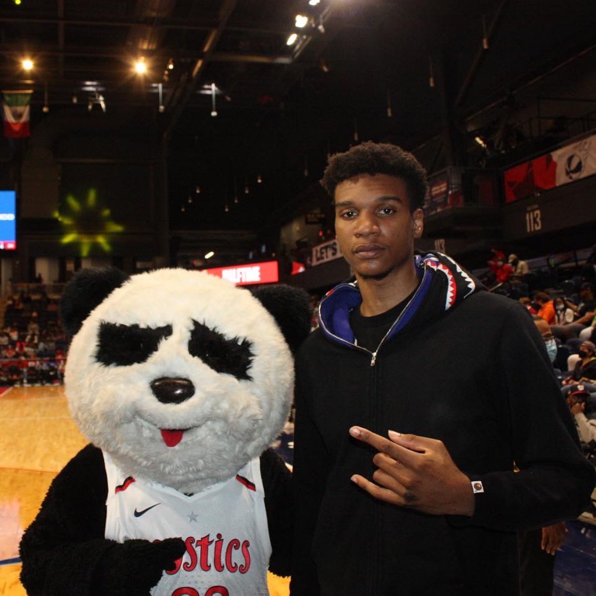 CapitalCityGoGo's tweet photo. The fam showed up last night to support the @WashMystics!
#GoGoRollCall // #GG4L https://t.co/pQfnap1WFI
