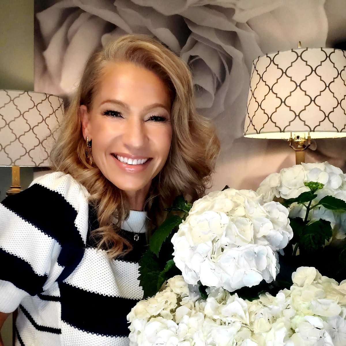 KelleyKeehn's tweet photo. This is my absolute favorite time of the year. The robins are serenading the neighbourhood when I'm up at 4am and my house is full of gorgeous hydrangeas. What do you love most about the spring? #springflowers #birdschirping #springhappy https://t.co/nL7l5Gvu56