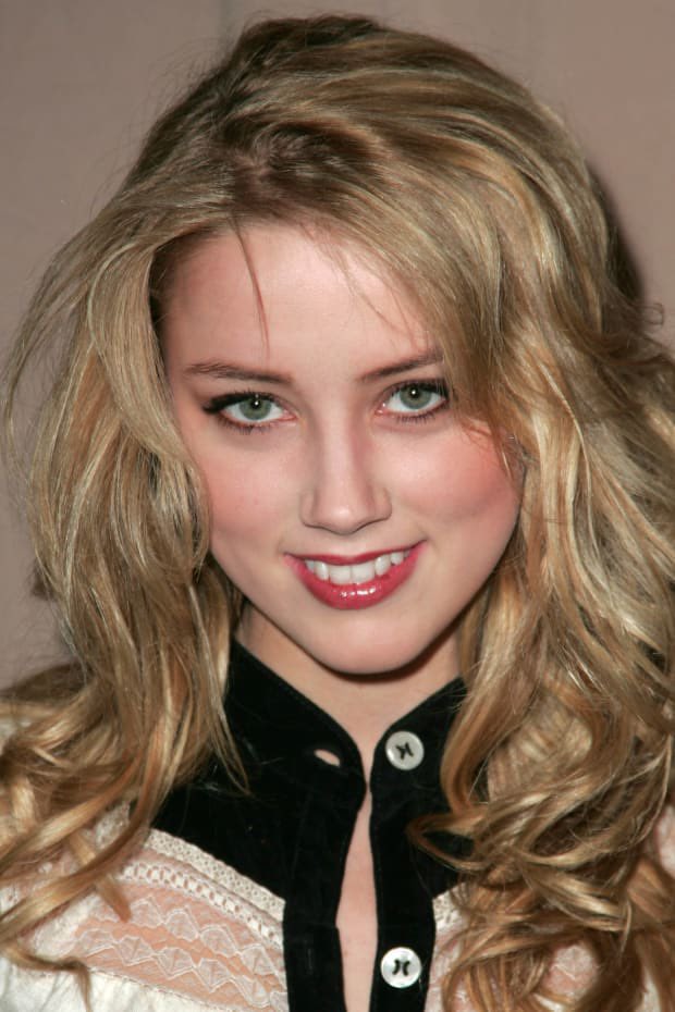 GellertDepp's tweet photo. Here’s Amber Heard before she’d even met Johnny Depp with chapped/ split lips. 

Here’s the same in 2018, two years after he left her. 

She’s fooling nobody 🤣 #JusticeForJohnnyDepp #AmberHeardIsALiar https://t.co/s3Z4TxM6zS