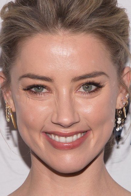 GellertDepp's tweet photo. Here’s Amber Heard before she’d even met Johnny Depp with chapped/ split lips. 

Here’s the same in 2018, two years after he left her. 

She’s fooling nobody 🤣 #JusticeForJohnnyDepp #AmberHeardIsALiar https://t.co/s3Z4TxM6zS