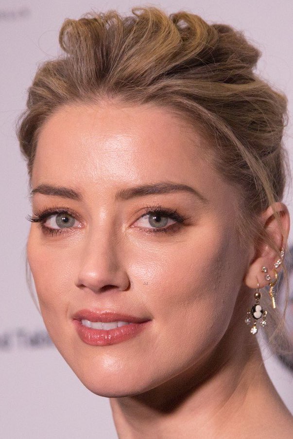 GellertDepp's tweet photo. Here’s Amber Heard before she’d even met Johnny Depp with chapped/ split lips. 

Here’s the same in 2018, two years after he left her. 

She’s fooling nobody 🤣 #JusticeForJohnnyDepp #AmberHeardIsALiar https://t.co/s3Z4TxM6zS