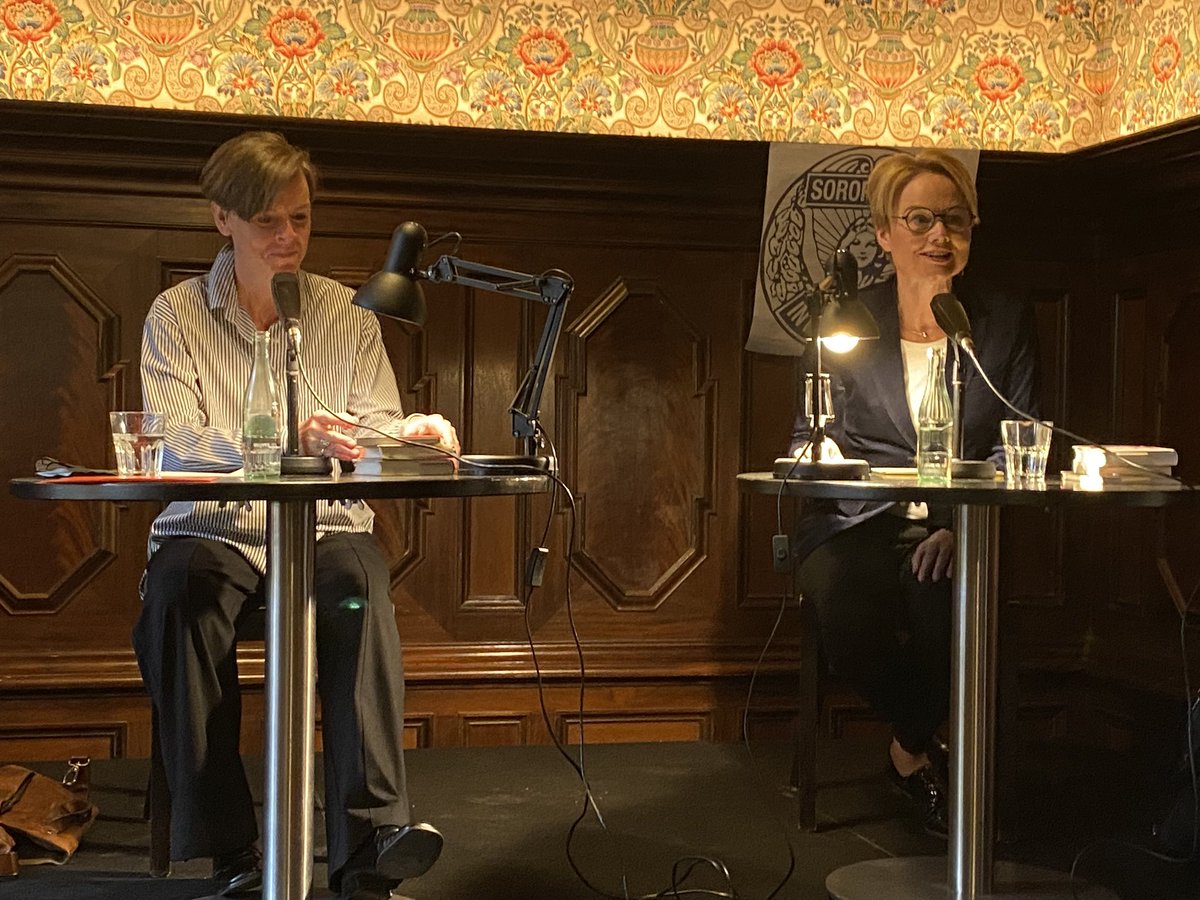 Endlich wieder live! Im vollen
Kaminzimmer des @LiteraturhausB liest Antje Ravik Strubel aus ihren Ubersetzungen von
#virginiawoolf. Danke, dass der Sprachverstand
und Sprachwitz der großen Autorin einen
zeitgenössischen Ausdruck findet!

@SIEurope <a href="/SI_Deutschland/">SI Deutschland</a>