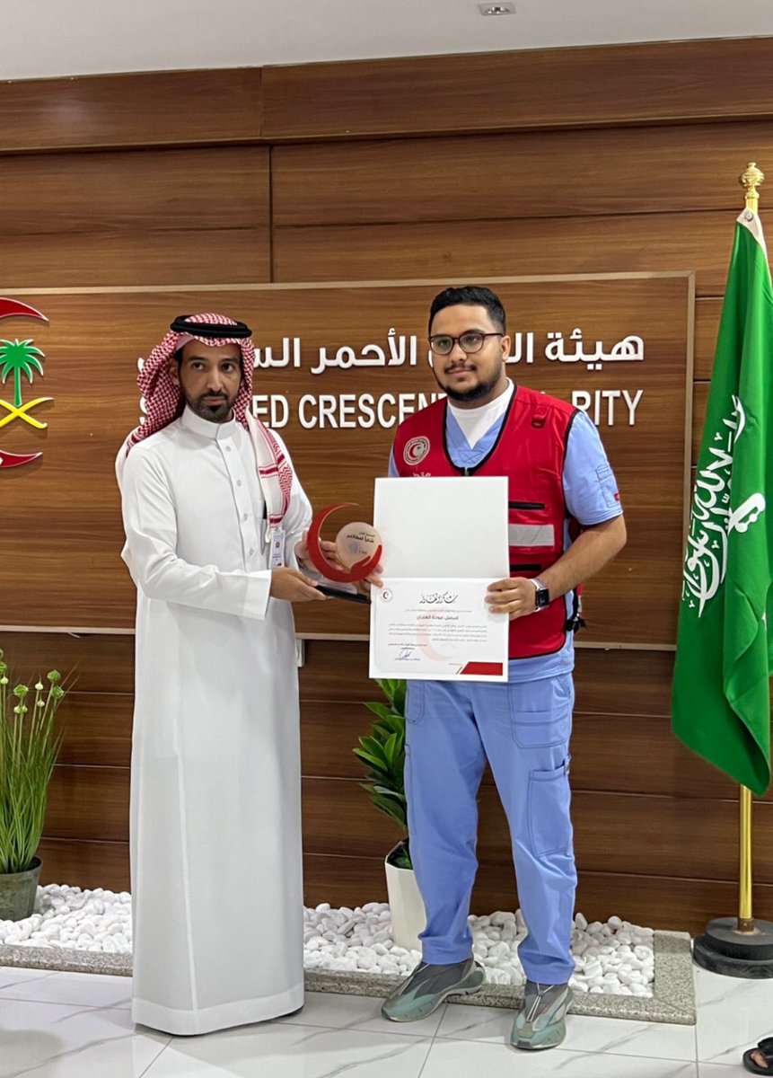 dr_fi9's tweet photo. شكراً لاتوفي حق ادارةالتطوع في هيئةالهلال الاحمربرئاسة اخونا وقائدنا الاخصائي بسام العنزي@Bass_ems والاستاذ سلطان العنزي وشكرا لهم على هذا التكريم وباذن الله عطائنا لن يكون له حد و وقوف وشكرا لجميع المتطوعين والمتطوعات الذين هم نقطة التميز بكل مبادرة♥️♥️
#تطوع_معنا @SrcaVolunteer https://t.co/ylZ8J7cx66