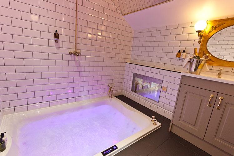 _broadoaks's tweet photo. We offer just about every kind of fancy bath here at Broadoaks.
Yes, full-on fancy. Which have you tried?
#spabaths #bath #hotel #travel #lakedistricthotel #lakedistrictuk #notjustlakes #theplacetobe https://t.co/OuvKx85sJq