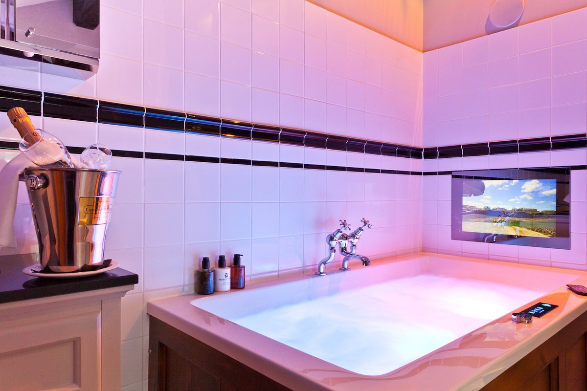 _broadoaks's tweet photo. We offer just about every kind of fancy bath here at Broadoaks.
Yes, full-on fancy. Which have you tried?
#spabaths #bath #hotel #travel #lakedistricthotel #lakedistrictuk #notjustlakes #theplacetobe https://t.co/OuvKx85sJq