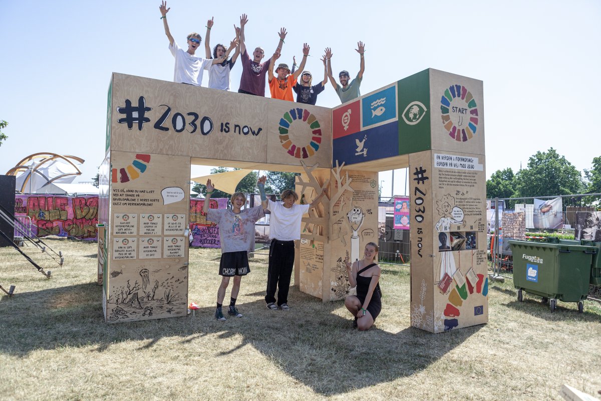 DanishMFA's tweet photo. Har du indsigt i folkeligt engagement, oplysning, undervisning, journalistik eller globale forhold og verdensmål?  
@CISUdk og Fonden Roskilde Festival søger medlemmer til bevillingsudvalg for “OpEn – Udenrigsministeriets Oplysnings- og Engagementspulje”

 https://t.co/8gWbIx8oKX https://t.co/it3gAO8NpP