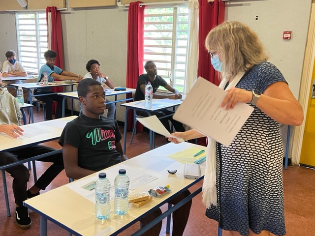 AcGuadeloupe's tweet image. La rectrice @gangloffchris a lancé les épreuves d&apos;enseignement de #specialites au lycée #Coëffin ce matin. Elle a tenu à encourager les candidats et à saluer les équipes pédagogiques et techniques mobilisées pour l&apos;organisation de ces épreuves.
