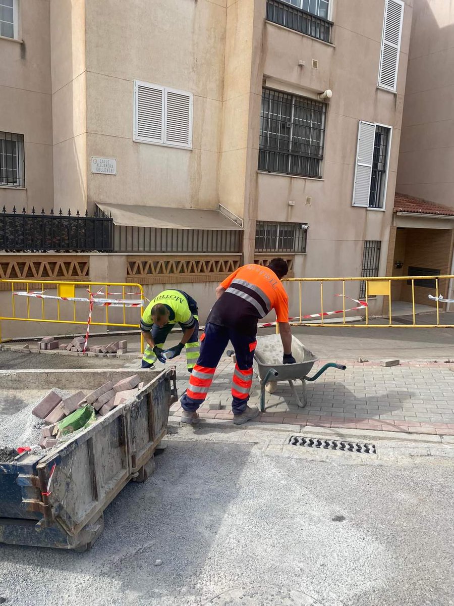 CsMotril's tweet photo. 🧑‍🔧MANTENIMIENTO 🔨

📷En las imágenes mostramos el arreglo de solería en la calle Alejandra Kollontai (La Nacla)￼, cuya acera se encontraba en muy mal estado, dando una adecuada accesibilidad a personas y viandantes 👌🏻
🚧🚧⚠️ https://t.co/R3Svzcw7rg