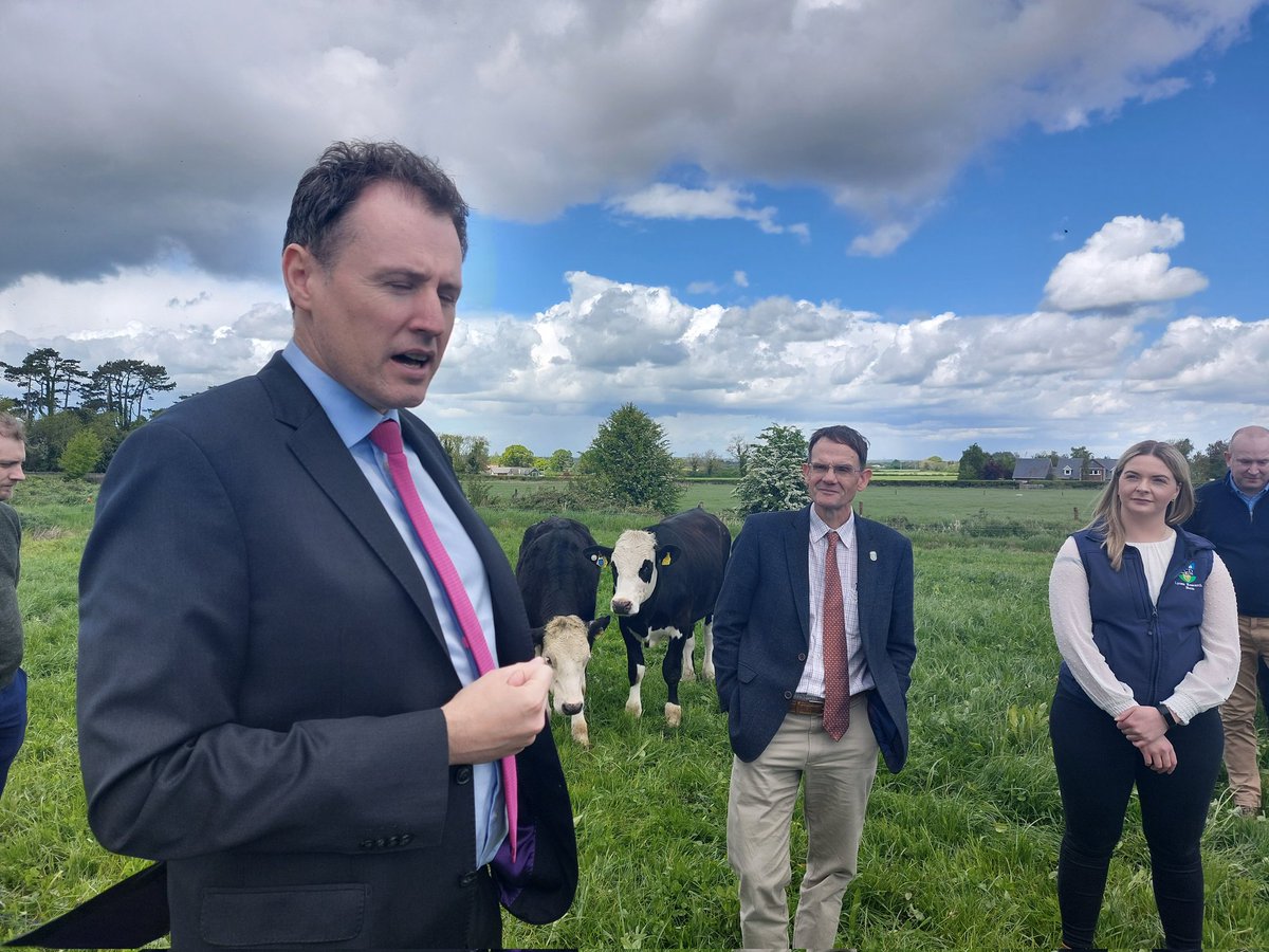 A pleasure to meet all from <a href="/ucdagfood/">UCD School Ag & Food</a> at <a href="/ucdlyonsfarm/">UCD Lyons Farm</a> as part of my #BackingRuralIreland tour in Kildare.

The teams led by <a href="/FrankMonahanUCD/">Frank Monahan UCD Food</a> and @DohertyVetDean are bridging the gap between research and practical farming.

Great to see use of Multi Species Swards and clover too