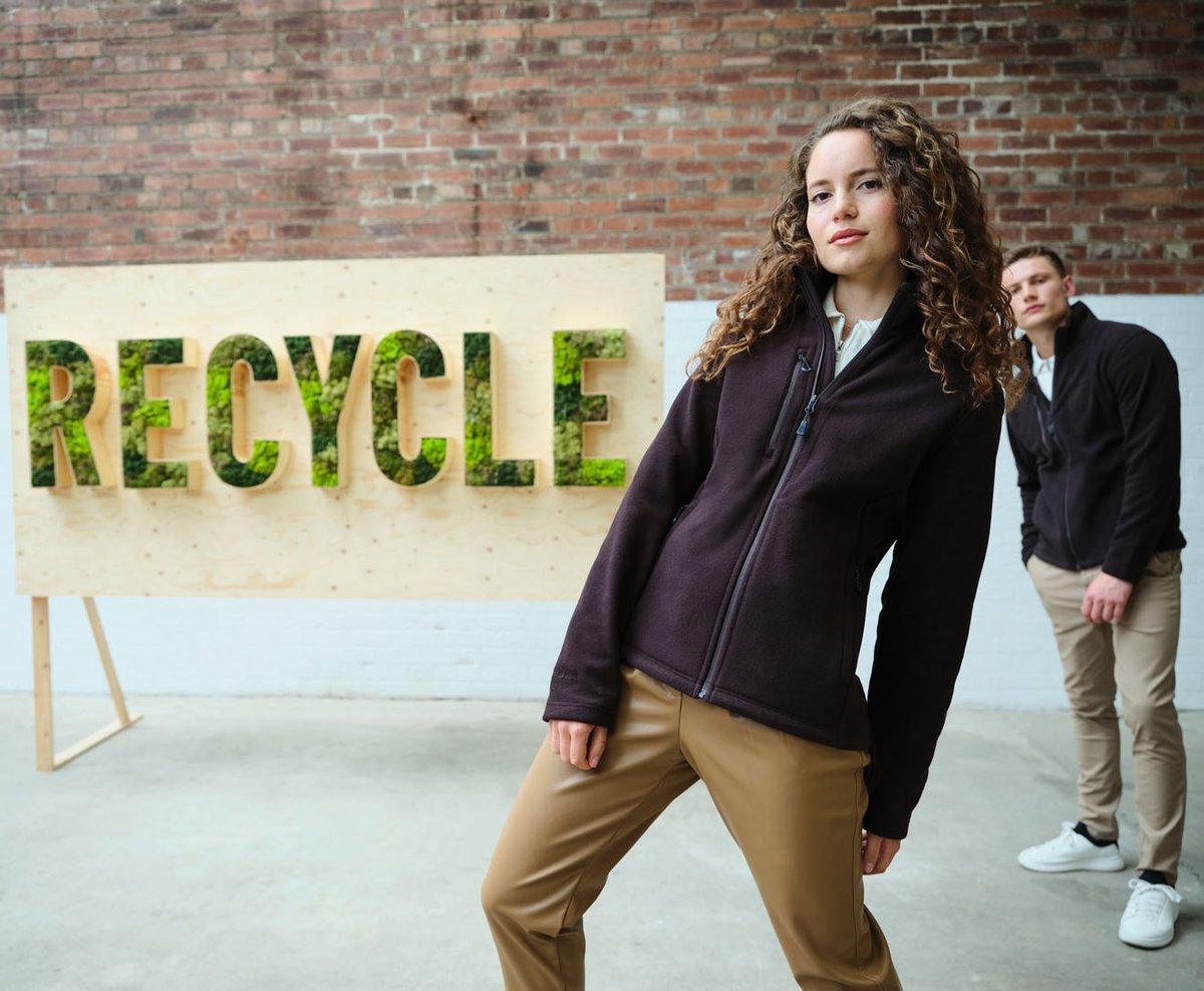 caswellsgroup's tweet photo. The Regatta 'Honestly Made' collection gives waste a new life - plastic is taken from recycling plants and spun into thread before being used to produce a range of stylish fleece and softshell jackets and gilets for men and women. https://t.co/nfCH3uLuJQ
#EcoRange #HonestlyMade https://t.co/NJLBPaLEUt