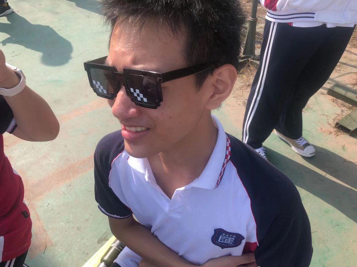 newegg233's tweet photo. 来自中国内地的小鲜肉🤗🤗🤗@POTUS @JeffBezos @SpaceX @Paper_Clip__ @VP @CNN @UN @Tesla @newegg233 @BBCBreaking https://t.co/lHYNI8EvzW